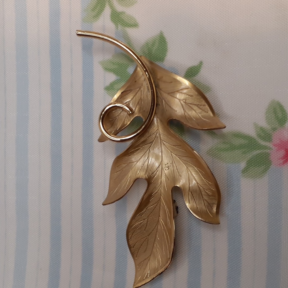 Vintage Golden Oak Leaf Brooch